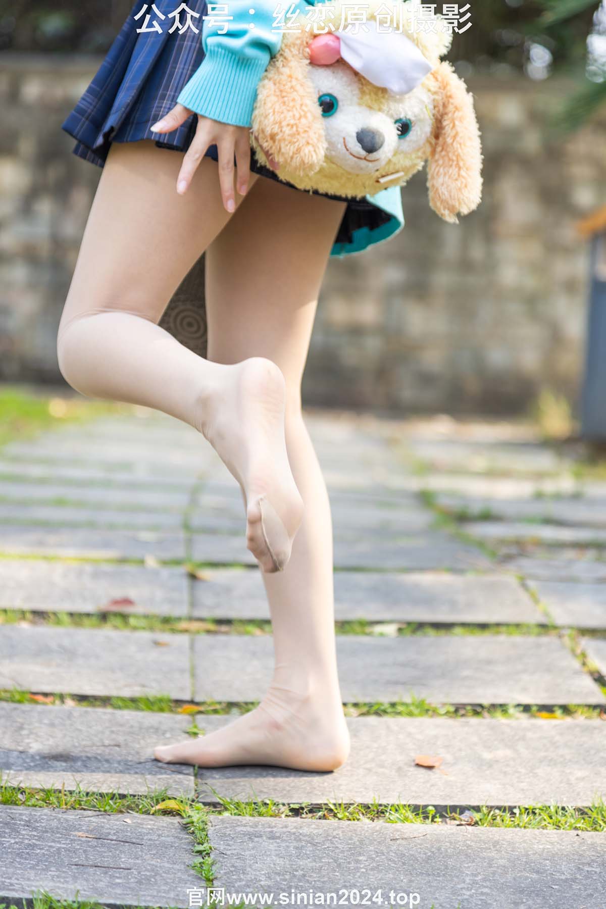 丝恋摄影 NO.014 小梦-蓝色开衫 jk短裙 肉色丝袜 白色帆布鞋 预览图 - 2 丝恋摄影 NO.014 小梦-蓝色开衫 jk短裙 肉色丝袜 白色帆布鞋 预览图 - 2