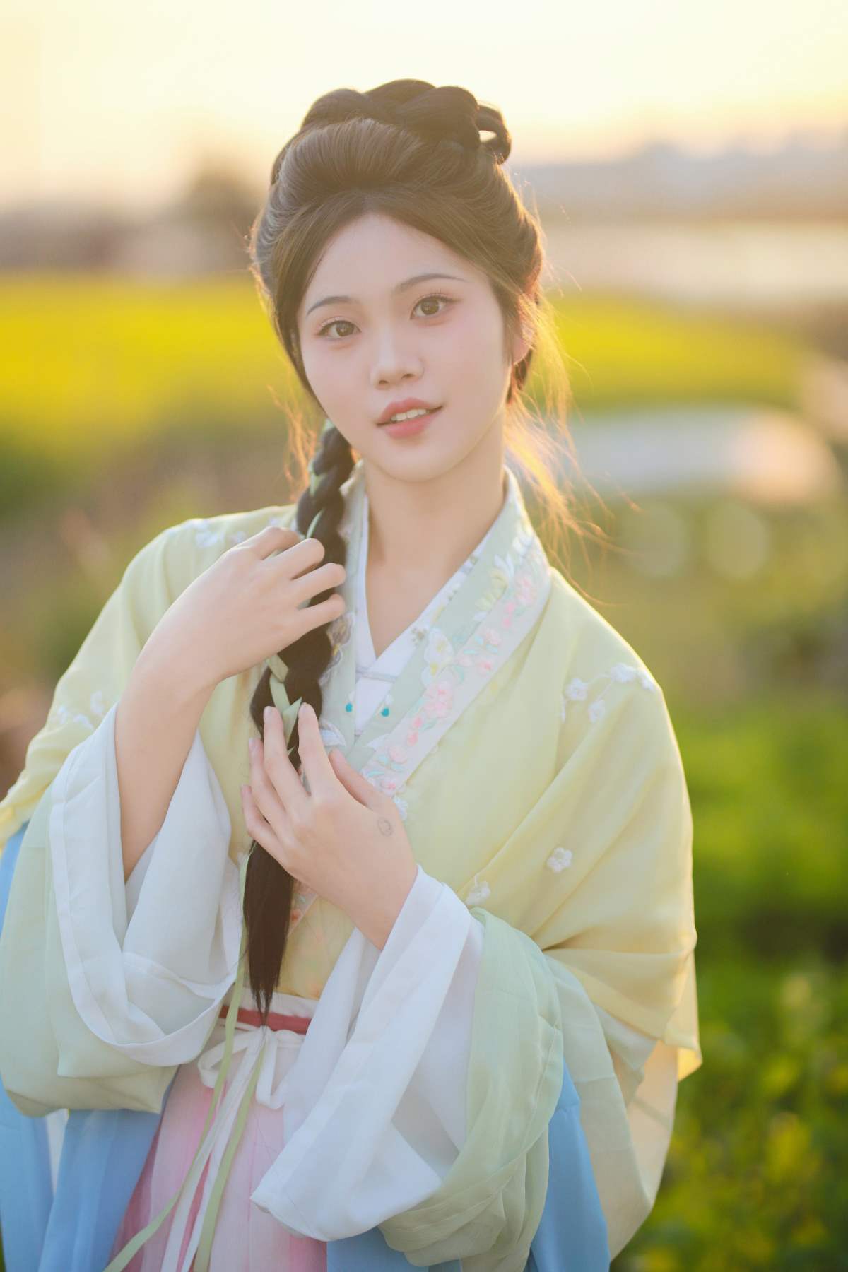 [YITUYU艺图语]2025.08.21 油菜花与少女 今天要去化妆玲