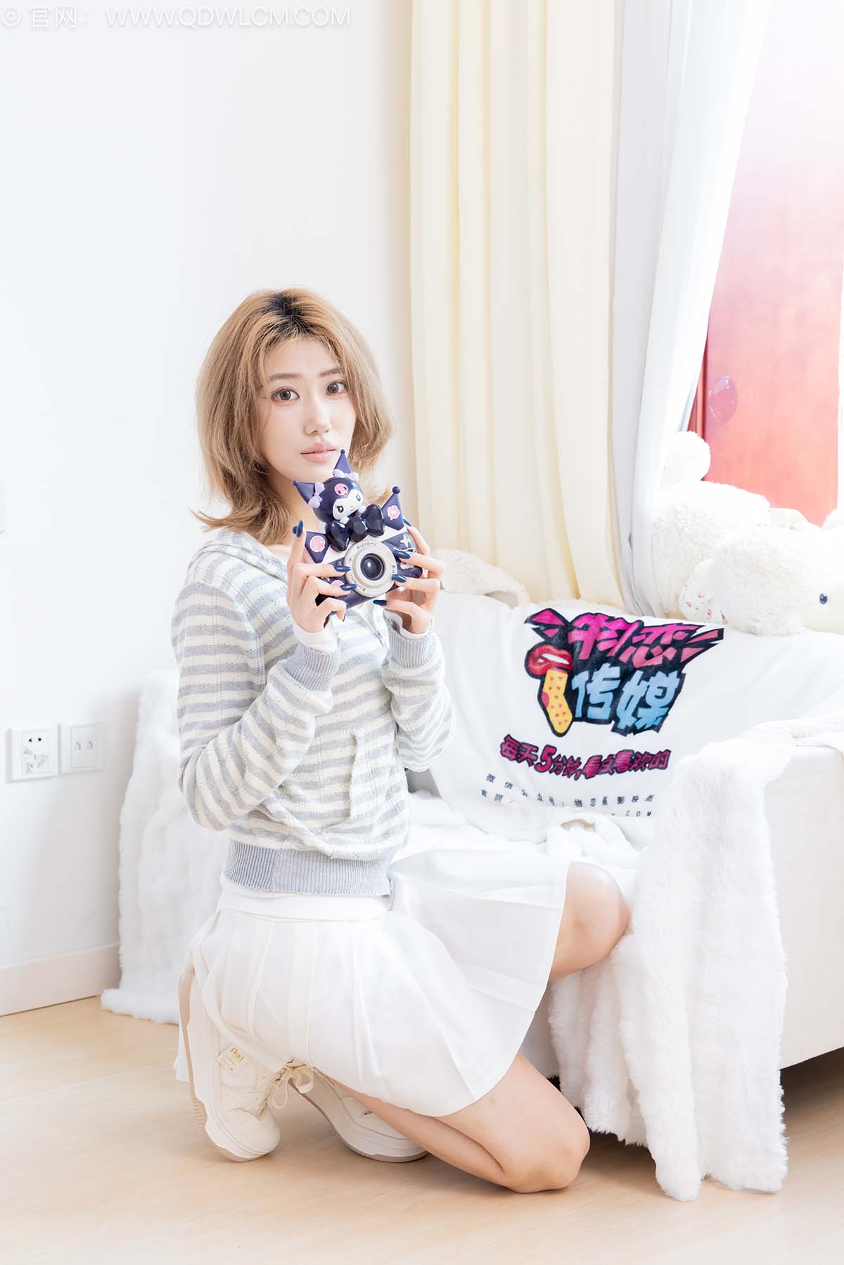 物恋传媒 NO.2571 灵儿-板鞋、白棉袜、裸足 预览图 - 1 物恋传媒 NO.2571 灵儿-板鞋、白棉袜、裸足 预览图 - 1