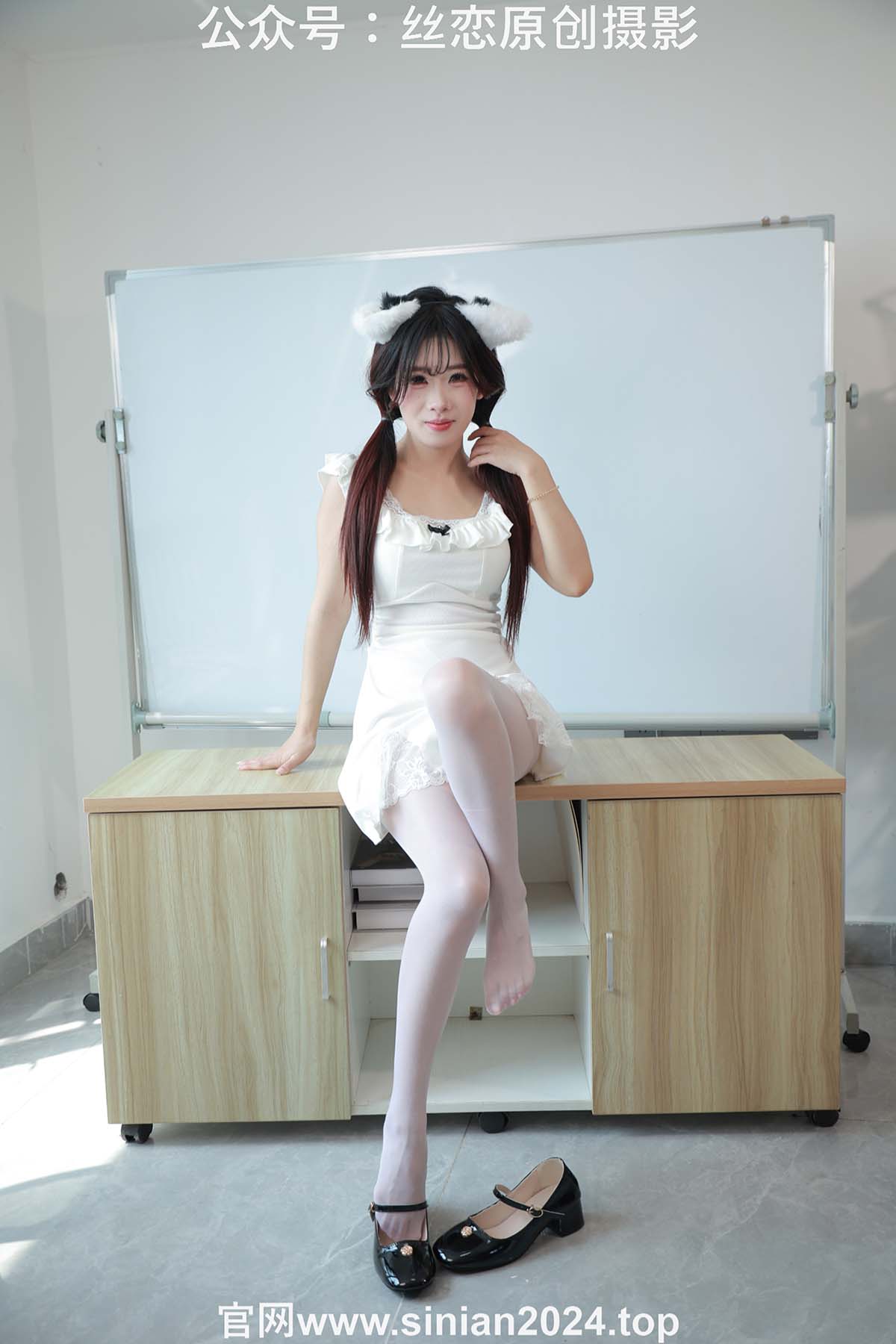 丝恋摄影 NO.045 小梦-白色超短裙 厚白丝袜 黑色小皮鞋 预览图 - 2 丝恋摄影 NO.045 小梦-白色超短裙 厚白丝袜 黑色小皮鞋 预览图 - 2