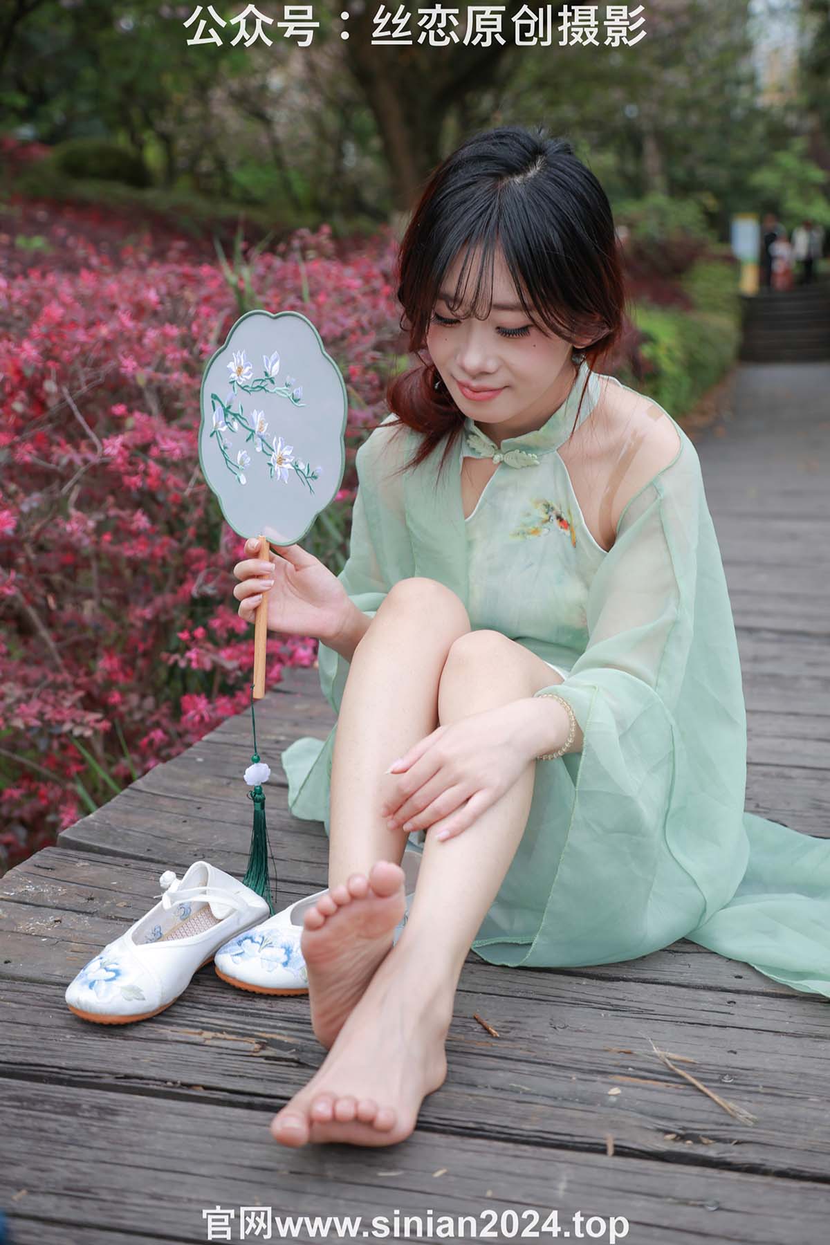 丝恋摄影 NO.040 小梦-古装汉服 白色绣花鞋 超薄肉丝 金色脚链 预览图 - 2 丝恋摄影 NO.040 小梦-古装汉服 白色绣花鞋 超薄肉丝 金色脚链 预览图 - 2