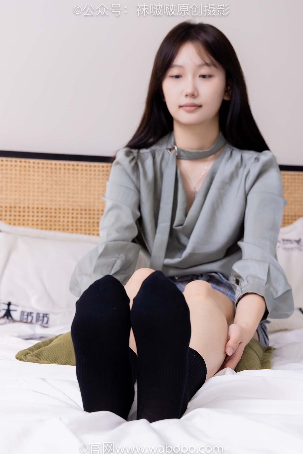 [BoBoSocks袜啵啵]NO.641 香菜-萨洛蒙运动鞋、黑棉袜、短肉丝 预览图 - 2