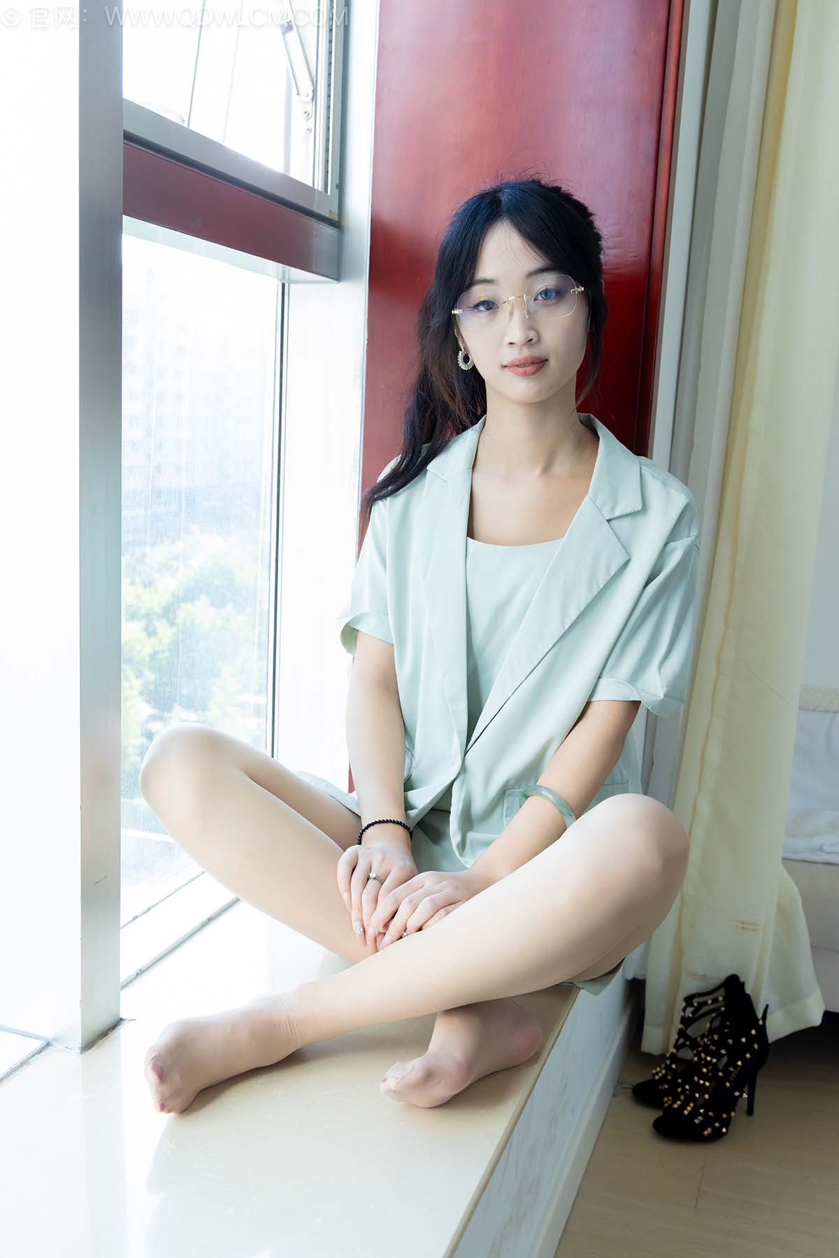 物恋传媒 NO.2586 南南-三双高跟鞋、薄肉丝、裸足 预览图 - 1 物恋传媒 NO.2586 南南-三双高跟鞋、薄肉丝、裸足 预览图 - 1