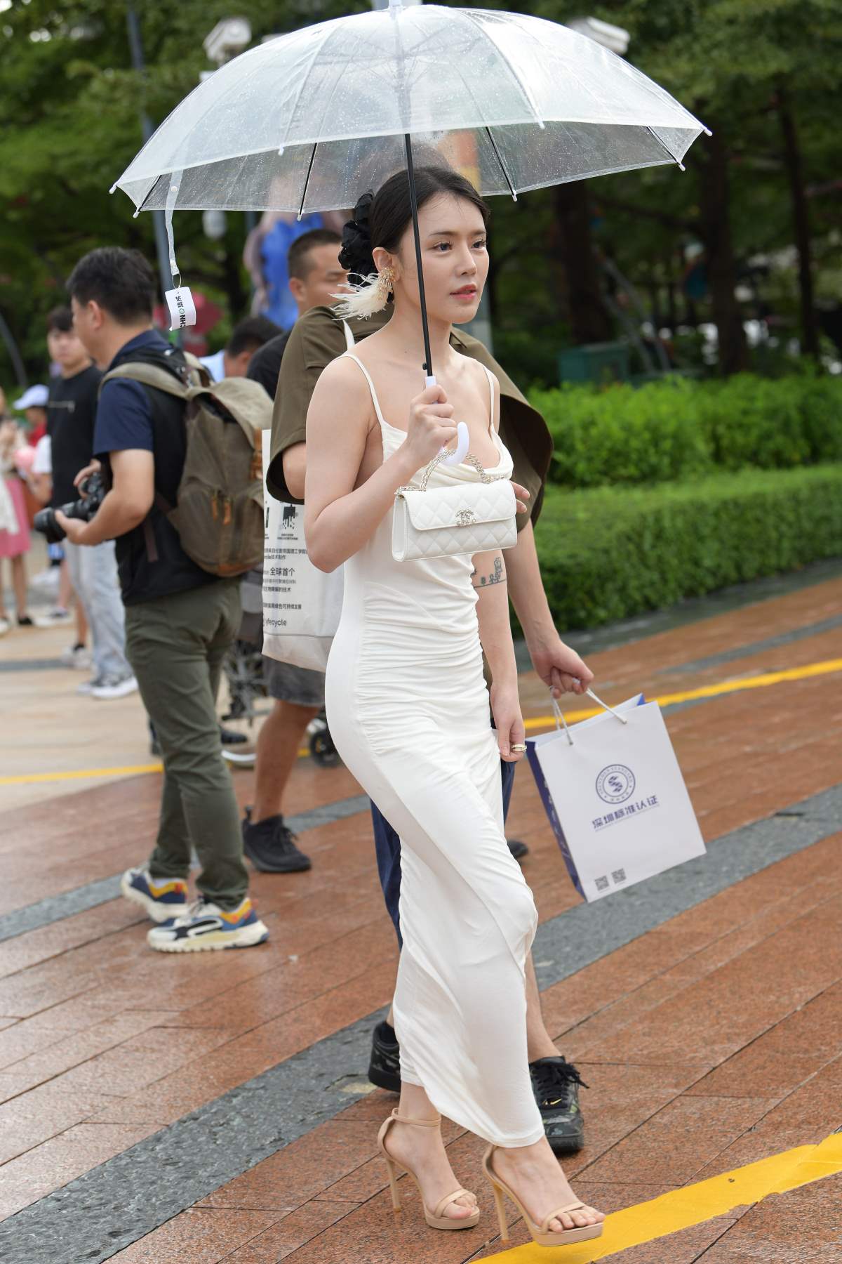 精选街拍作品 NO.5289 低胸丰满性感女友