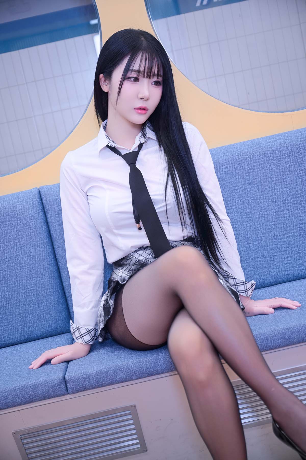 Bomi – Schoolgirl In The Subway 预览图 - 1 Bomi – Schoolgirl In The Subway 预览图 - 1