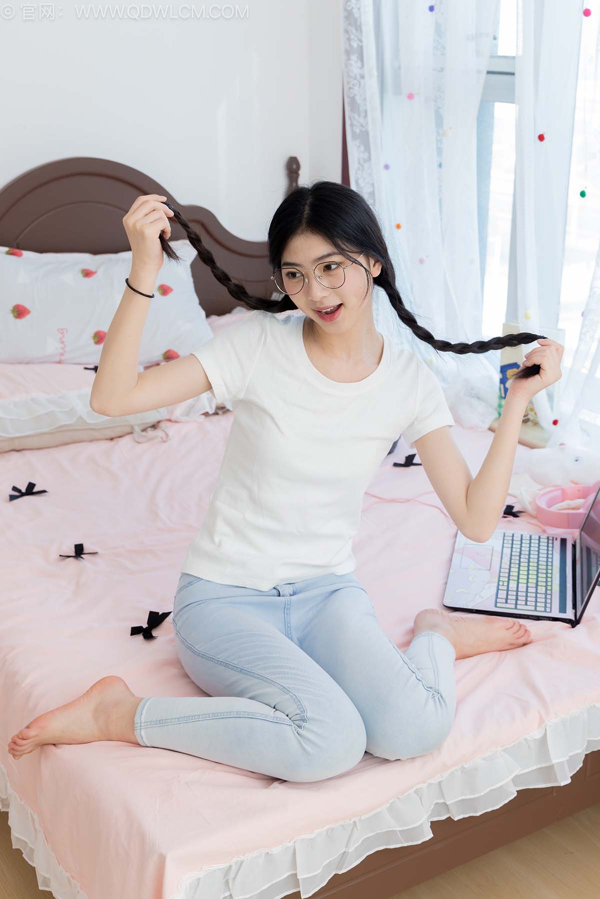 物恋传媒 No.2648 包包-运动鞋、白棉袜、裸足 预览图 - 2 物恋传媒 No.2648 包包-运动鞋、白棉袜、裸足 预览图 - 2