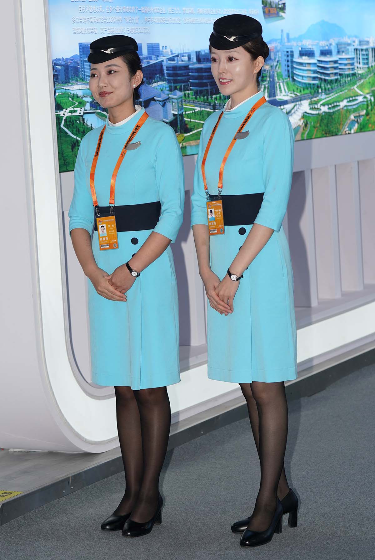 精选街拍作品 NO.5527 天蓝色制服黑丝