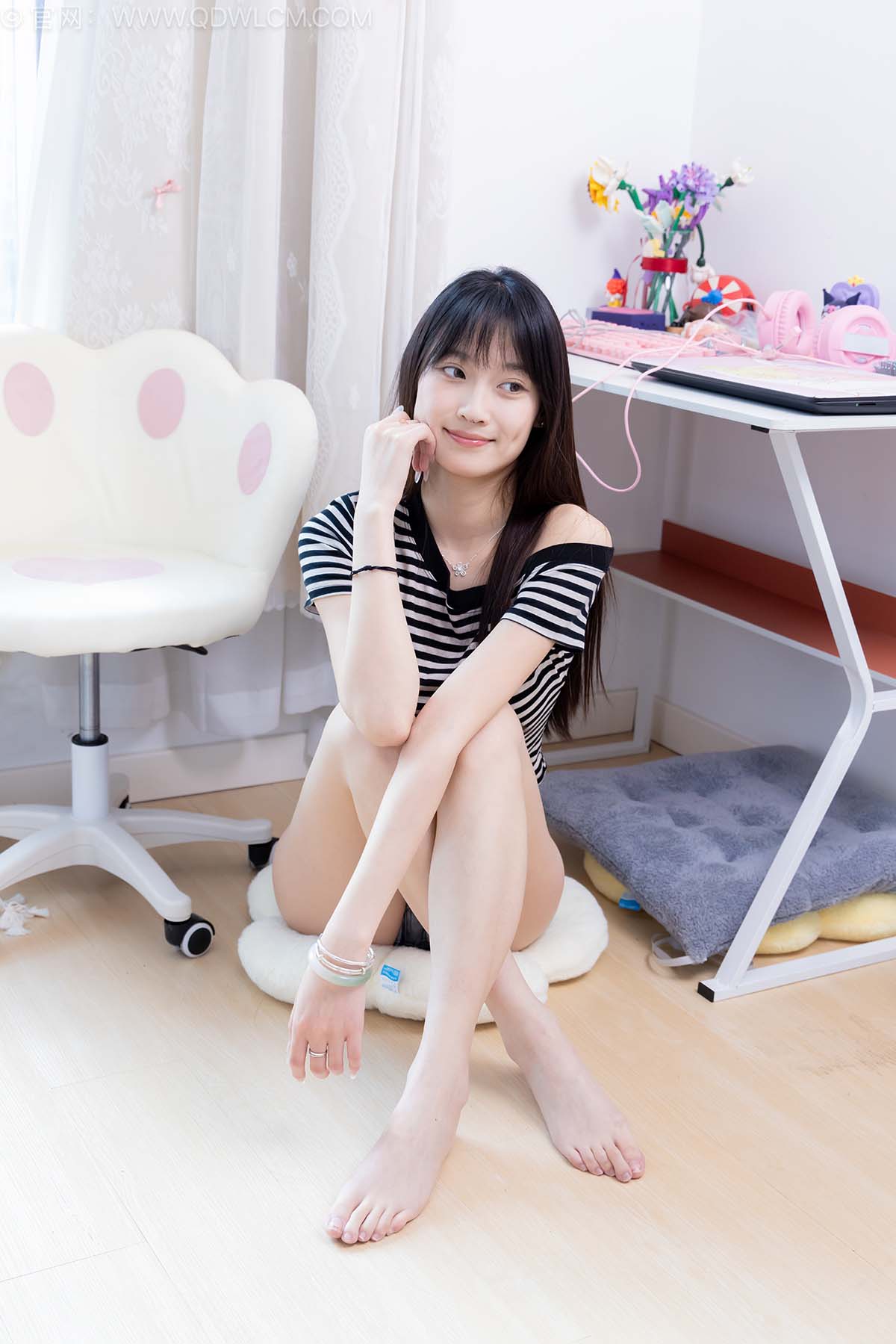 物恋传媒 NO.2687 山奈-帆布鞋、中筒白棉袜、裸足 预览图 - 2 物恋传媒 NO.2687 山奈-帆布鞋、中筒白棉袜、裸足 预览图 - 2