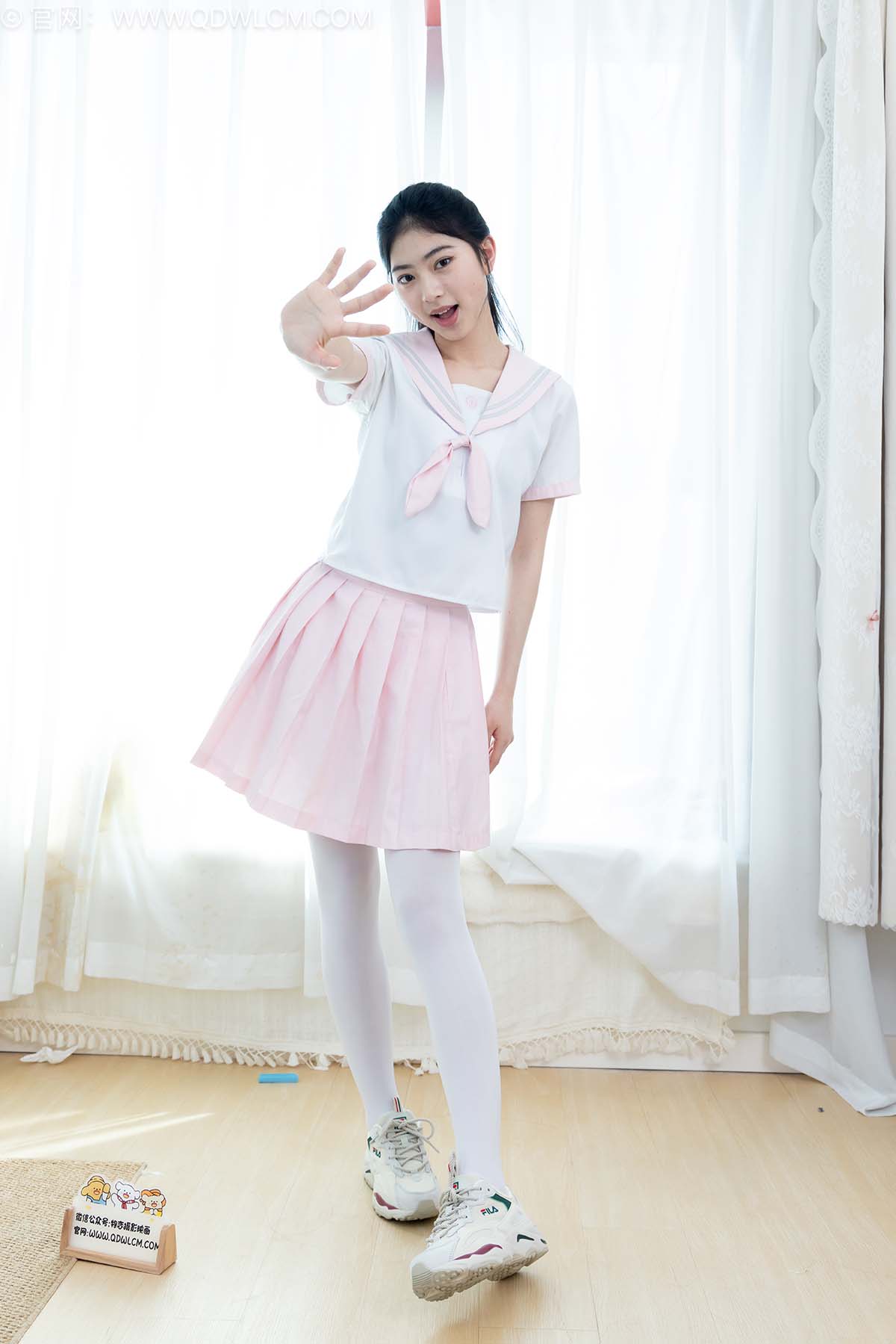 物恋传媒 NO.2691 包包-运动鞋、厚白丝、jk制服