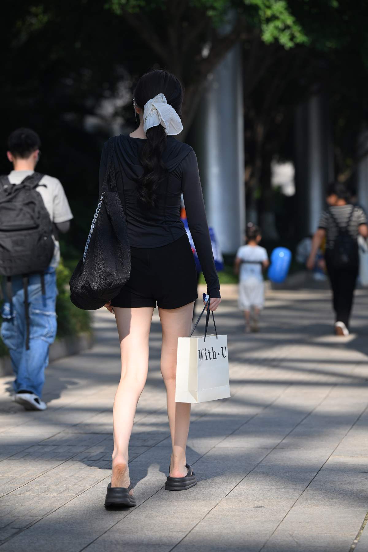 精选街拍作品 NO.5634 大白腿人字拖美女 预览图 - 1 精选街拍作品 NO.5634 大白腿人字拖美女 预览图 - 1
