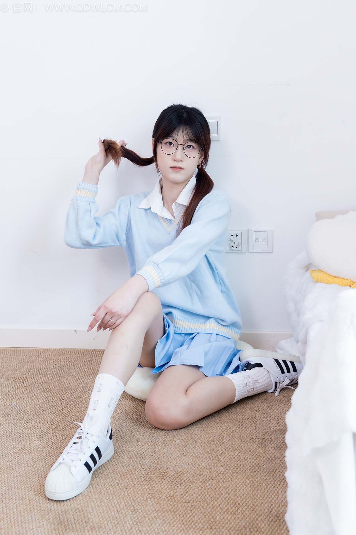 物恋传媒 NO.2737 雪芽-板鞋、白棉袜、裸足、jk制服