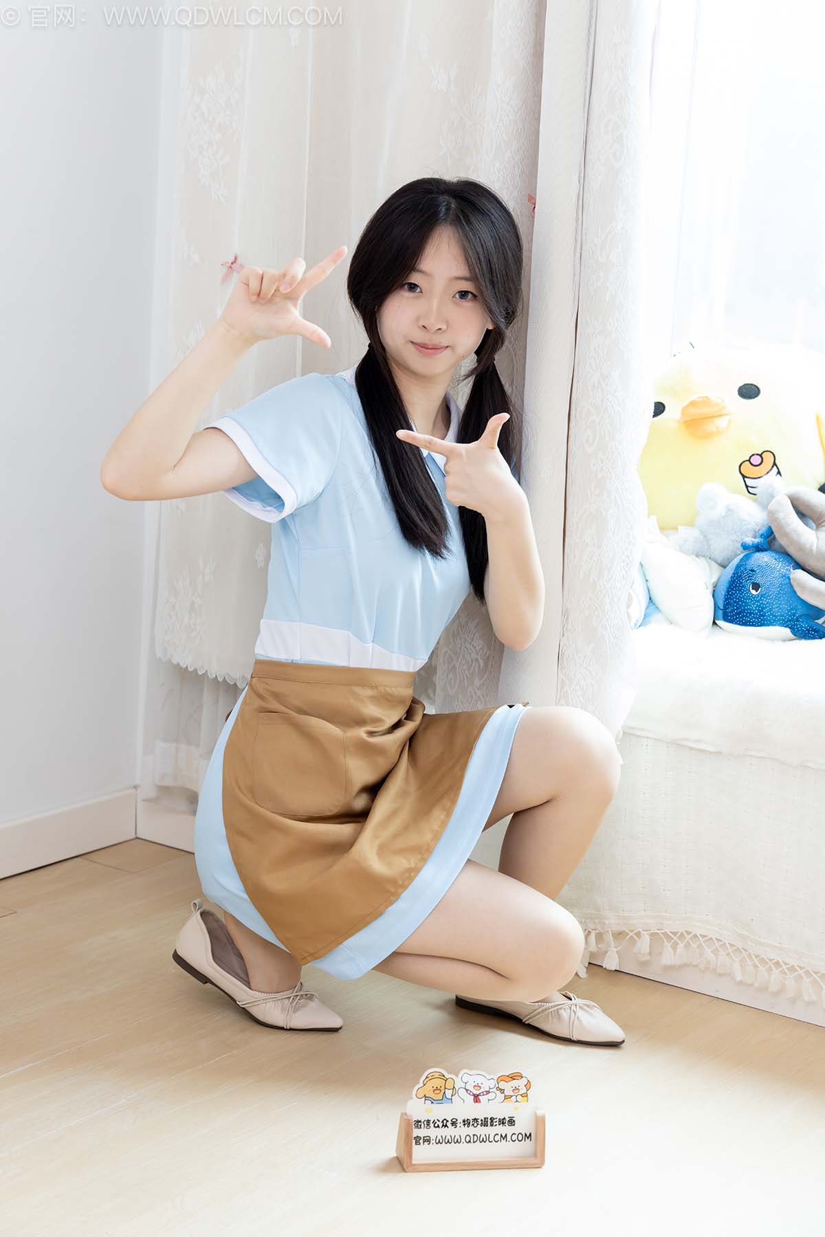 物恋传媒 NO.2742 萌萌-平底鞋、薄肉丝、好利来制服