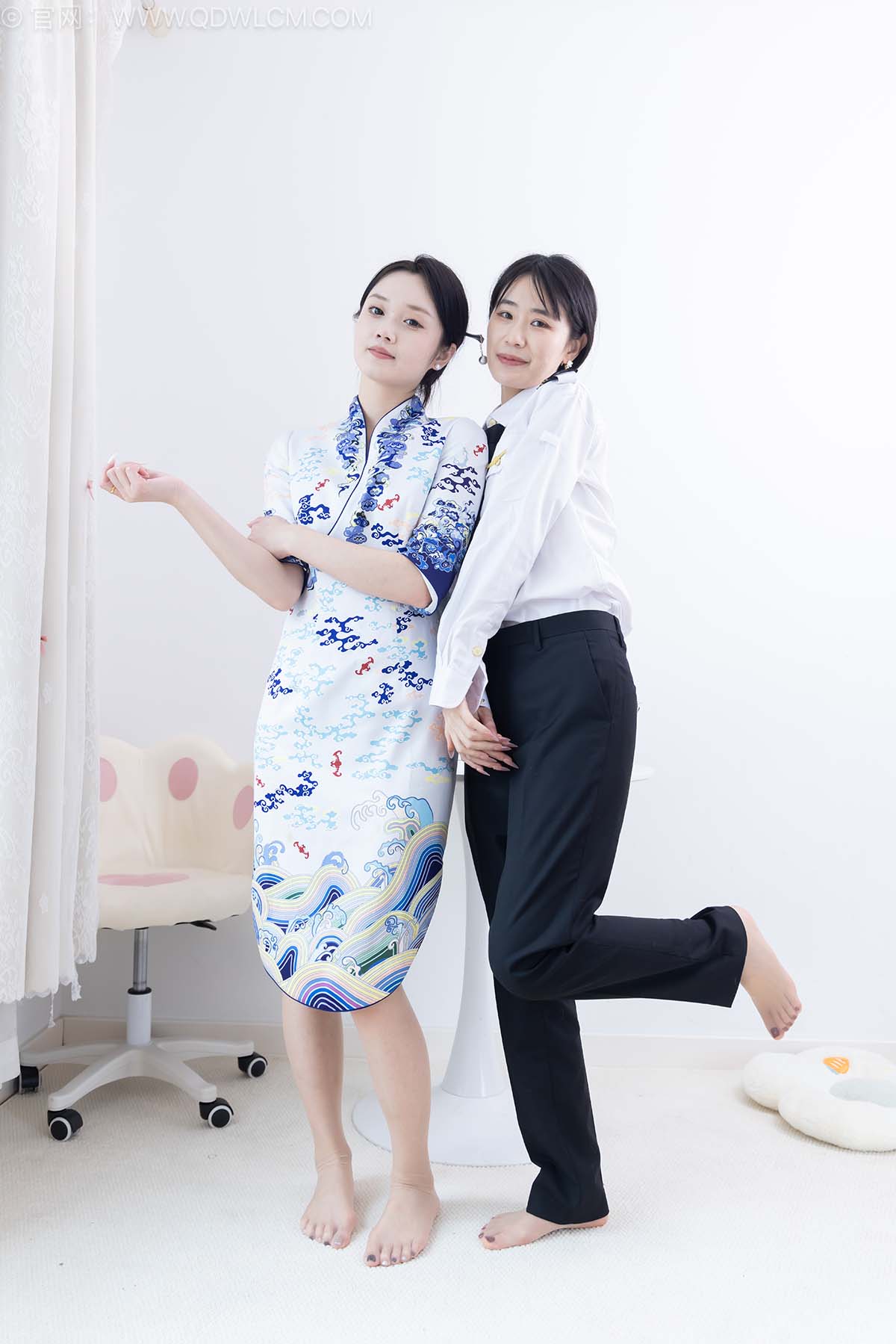 物恋传媒 NO.2759 菜菜&橙子-高跟鞋、两双人字拖、薄肉丝、空姐制服 预览图 - 2 物恋传媒 NO.2759 菜菜&橙子-高跟鞋、两双人字拖、薄肉丝、空姐制服 预览图 - 2