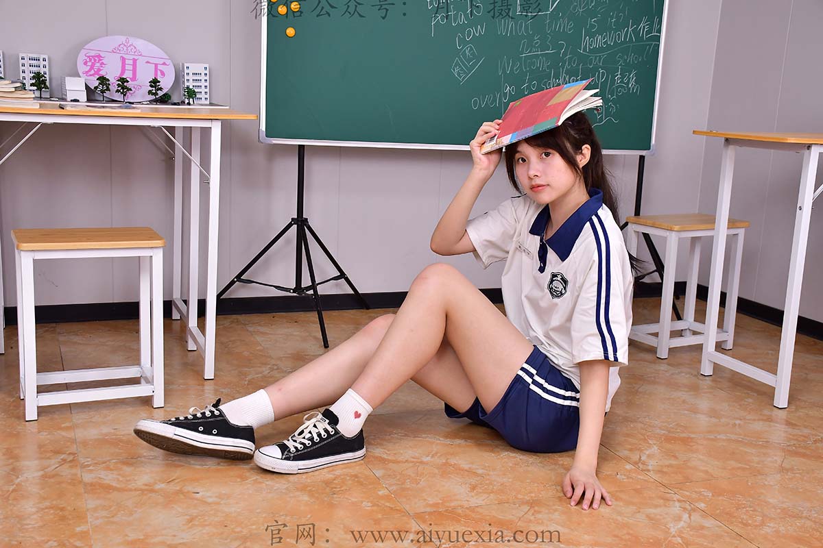 爱月下 NO.820 兔兔【教室青韶】蓝白校服伴书香,鞋袜藏满校园青涩时光 预览图 - 1 爱月下 NO.820 兔兔【教室青韶】蓝白校服伴书香,鞋袜藏满校园青涩时光 预览图 - 1