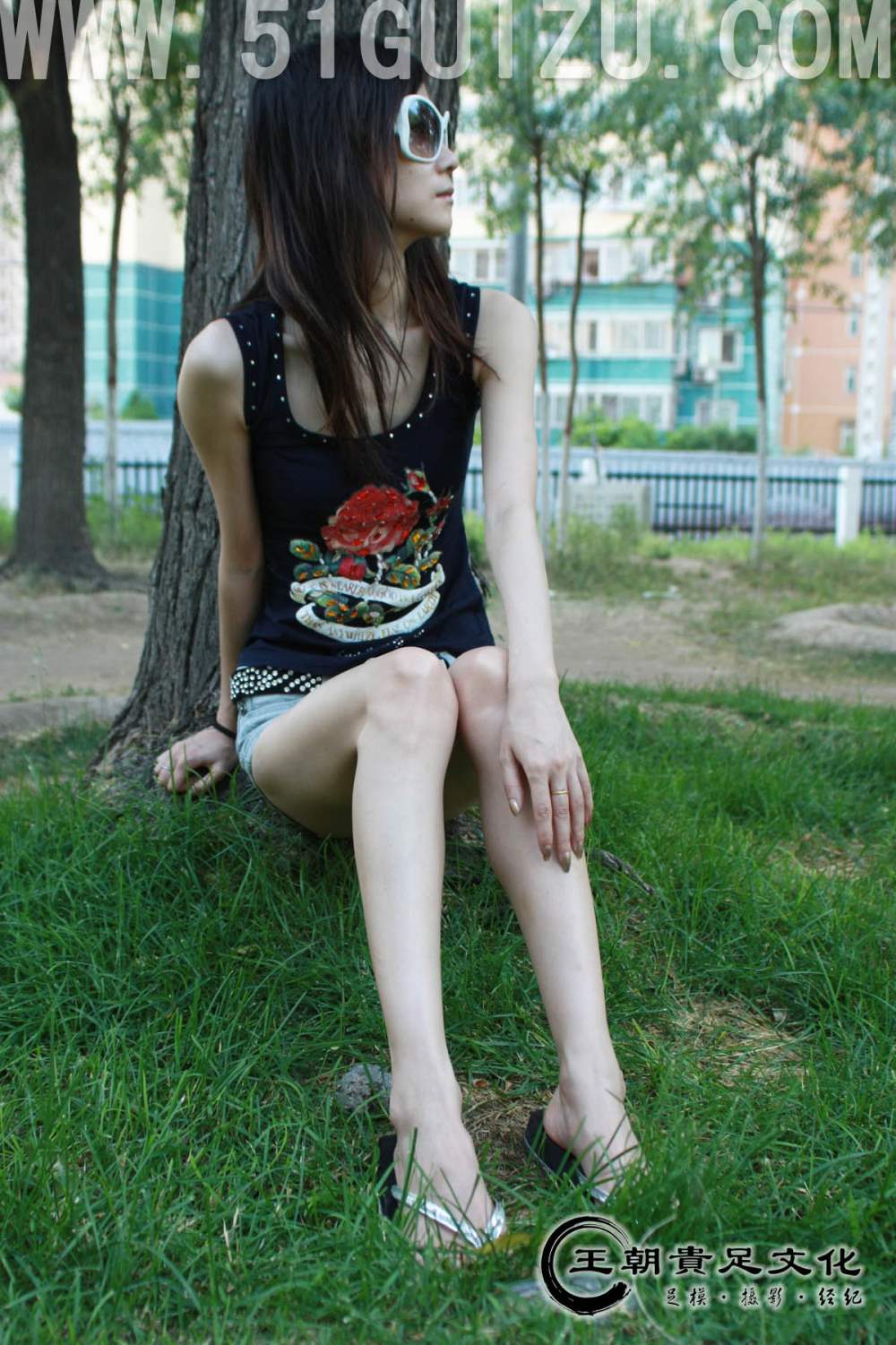 [王朝贵足]外景套图 布丁剔透裸足人字拖草地树荫系列C