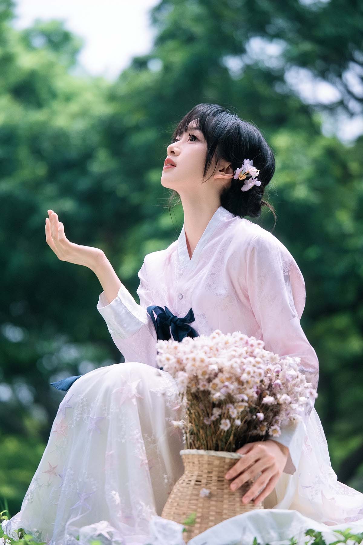 [YITUYU艺图语]2026.04.25 一袭朝鲜服，山花在野，胶片质感温柔又耐看～ 黄薇薇